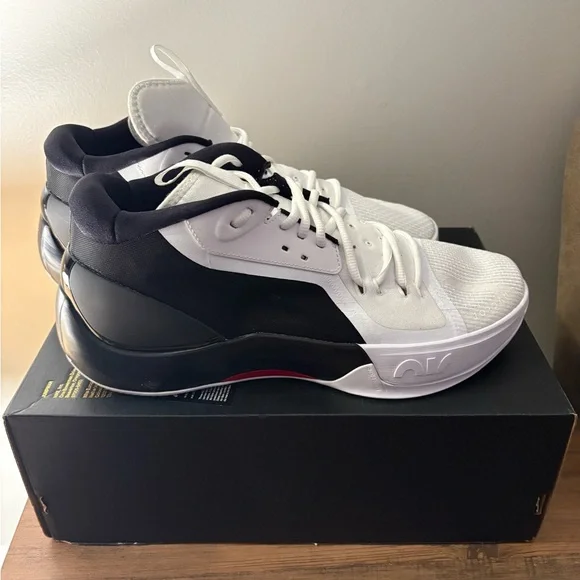 Jordan Athletic Shoes in Black and White - Picture 2 of 6